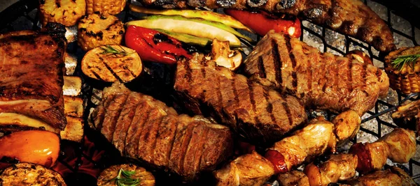 Grillowane Mięso Warzywa Grillu Czajnik Koncepcja Jedzenia Świeżym Powietrzu Przestrzeń — Zdjęcie stockowe
