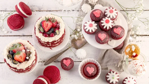 Delicious Cake Cupcakes Red White Background Table Setting Celebration Top — Stock Photo, Image