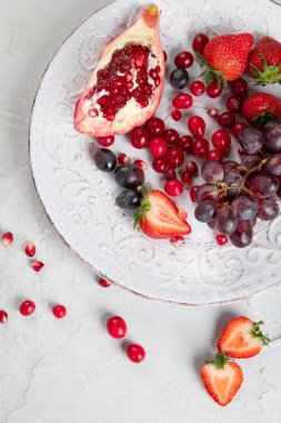 Beyaz arka planda çeşitli taze orman meyveleri. Organik gıda konsepti. Üst görünüm