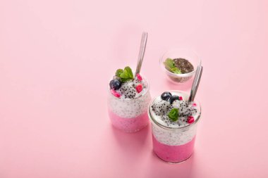 Pembe arka planda pembe dolgulu Chia pudingi. Sağlıklı kahvaltı kavramı