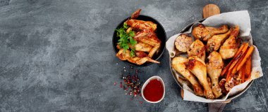 Gri arka planda sarımsaklı tavuk budu ve sos. Ev yapımı yemek konsepti. Üst görünüm, kopyalama alanı, panorama