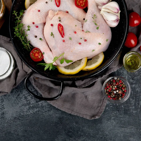 Rohe Hühnerkeulen Mit Gewürzen Und Kräutern Zum Kochen Auf Grauem — Stockfoto