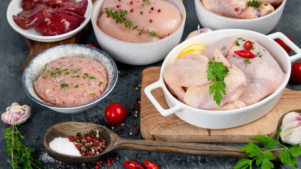 Rauwe Kippenvlees Delen Met Specerijen Kruiden Koken Donkere Achtergrond Bovenaanzicht — Stockfoto