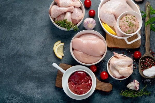 Rohe Hühnerfleischteile Mit Gewürzen Und Kräutern Zum Kochen Auf Dunklem — Stockfoto