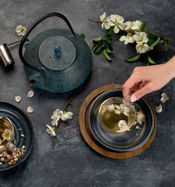 Hierbas Verde Con Tazas Tetera Fondo Gris Vista Superior — Foto de Stock