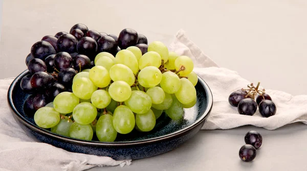 Black White Wine Grapes Gray Background Fresh Food Concept — Stock Photo, Image