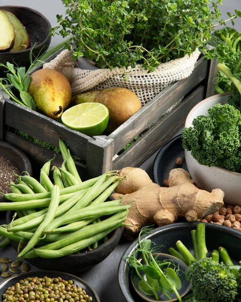 Diverse Groene Groenten Ontbijtgranen Grijze Achtergrond Gezond Voedselconcept — Stockfoto
