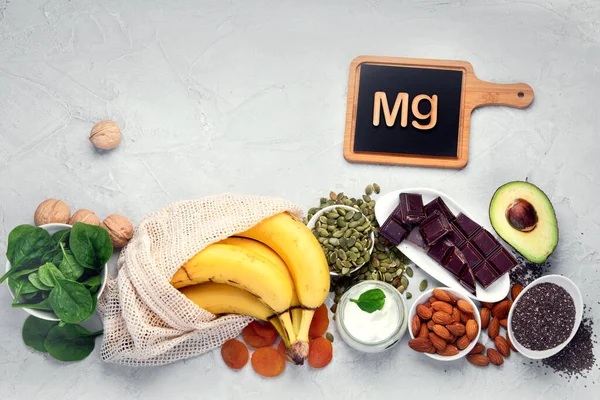 マグネシウムを含む製品の品揃え 健康的な食事 トップビュー コピースペース — ストック写真