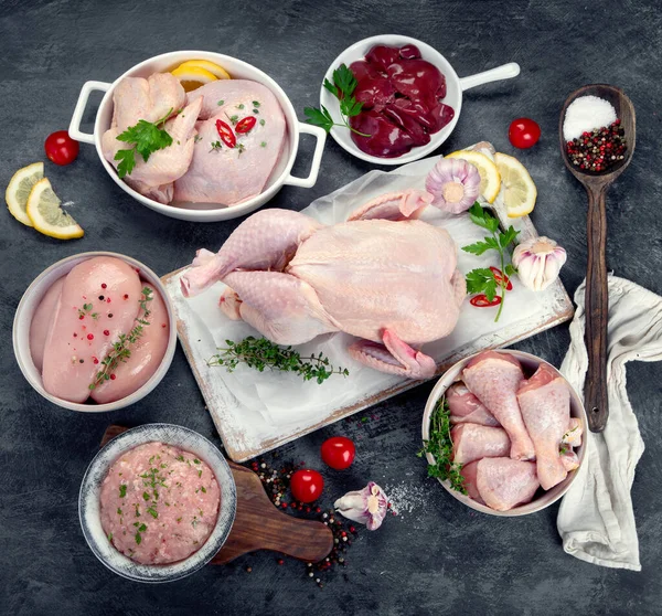 Rohe Hühnerfleischteile Mit Gewürzen Und Kräutern Zum Kochen Auf Dunklem — Stockfoto
