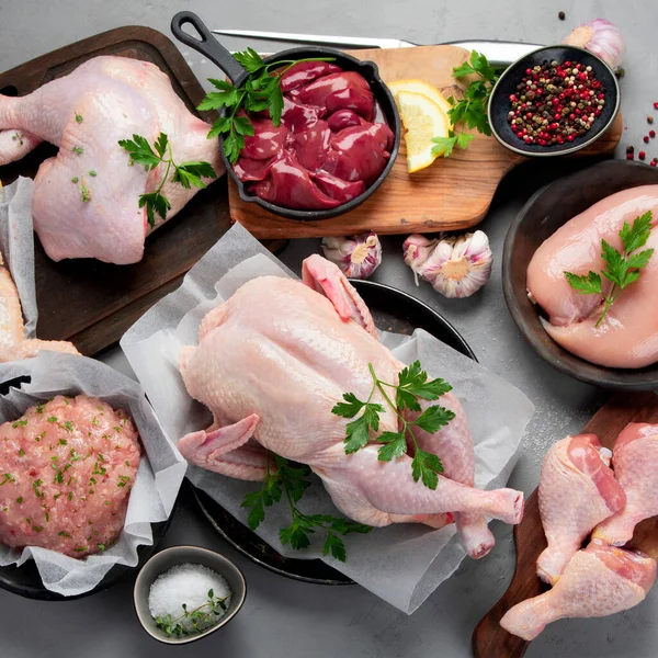 Rohe Hühnerfleischteile Mit Gewürzen Und Kräutern Zum Kochen Auf Grauem — Stockfoto