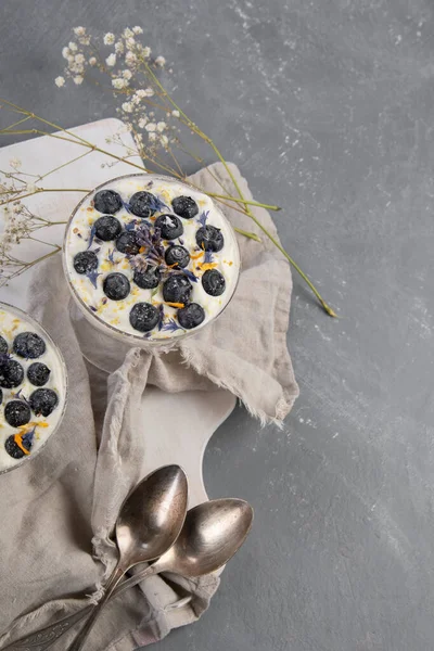 Trifles Gjorda Med Färska Blåbär Och Mascarpone Kräm Grå Bakgrund — Stockfoto