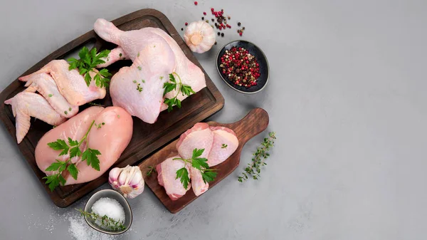 Peças Cruas Carne Frango Com Especiarias Ervas Para Cozinhar Fundo — Fotografia de Stock