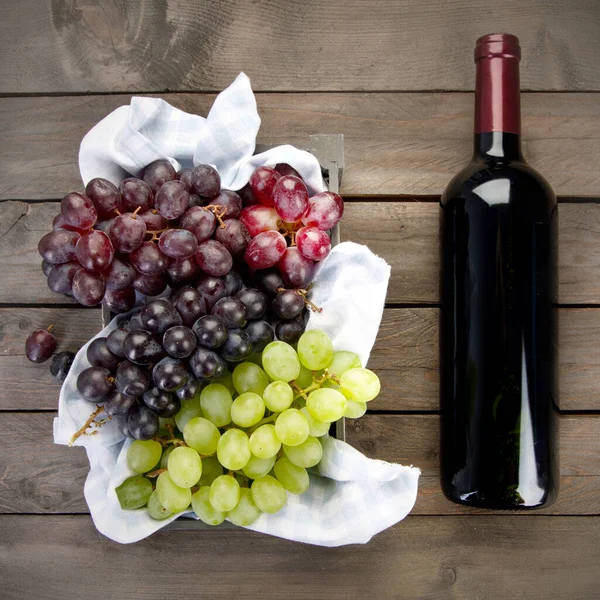 Bottle Wine Black White Grapes Wooden Background Top View — Stock Photo, Image