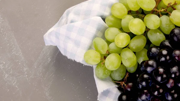 Black White Wine Grapes Gray Background Fresh Food Concept Top — Stock Photo, Image