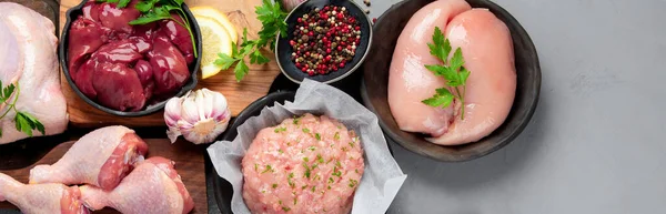 Rauwe Kip Vlees Delen Met Specerijen Kruiden Voor Het Koken — Stockfoto