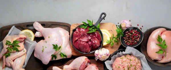 Rauwe Kip Vlees Delen Met Specerijen Kruiden Voor Het Koken — Stockfoto