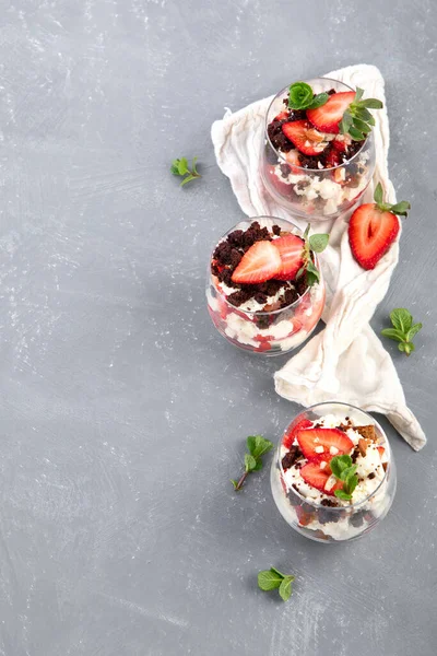 Trifles Realizate Fructe Padure Proaspete Crema Mascarpone Fundal Gri Porţii — Fotografie, imagine de stoc