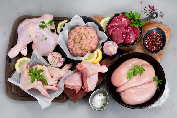 Сырые Части Куриного Мяса Специями Травами Приготовления Пищи Сером Фоне — стоковое фото