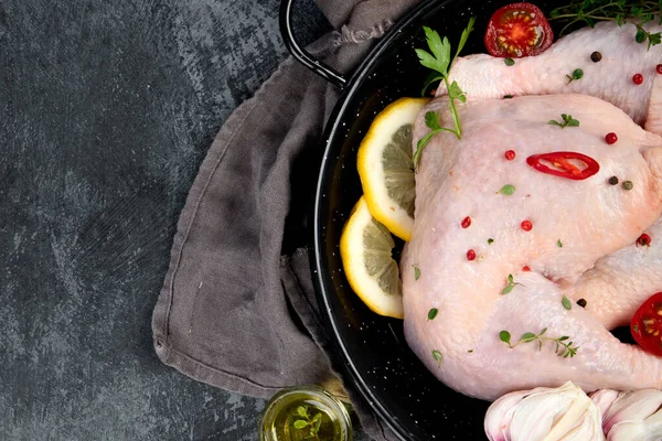 Rohe Hühnerkeulen Mit Gewürzen Und Kräutern Zum Kochen Auf Grauem — Stockfoto