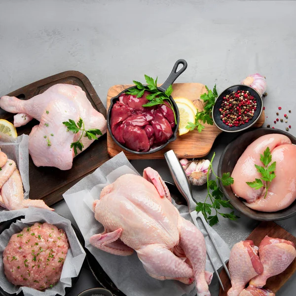 Rauwe Kip Vlees Delen Met Specerijen Kruiden Voor Het Koken — Stockfoto