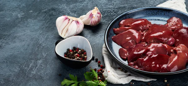 Rohleber Mit Gewürzen Und Kräutern Zum Kochen Auf Grauem Hintergrund — Stockfoto