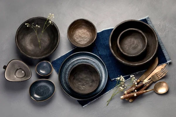 Tischdekoration Mit Schwarzen Und Blauen Tellern Auf Grauem Hintergrund Minimalismus — Stockfoto