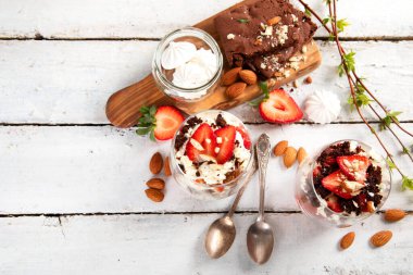 Taze böğürtlen ve mascarpone kremi ile yapılan ıvır zıvırlar. Porsiyon tatlılar. Üst görünüm, alanı kopyala