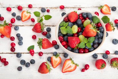 Beyaz arka planda çeşitli taze orman meyveleri. Organik gıda konsepti. 