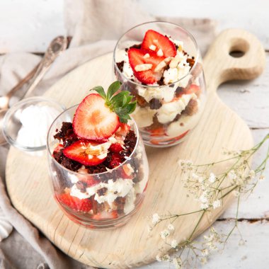 Taze böğürtlen ve mascarpone kremi ile yapılan ıvır zıvırlar. Porsiyon Tatlıları.