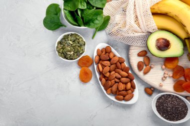 Magnezyum içeren çeşitli ürünler. Sağlıklı diyet yemekleri. Üst görünüm, alanı kopyala