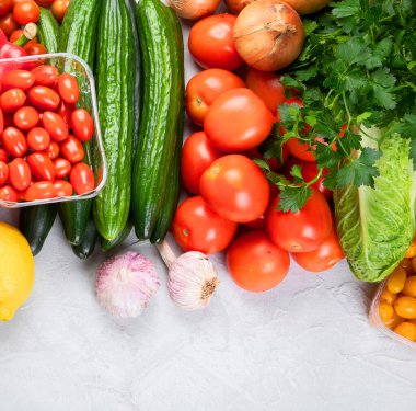 En iyi bağışıklık kaynaklarının kolajı gri arka planda sağlıklı gıdaları artırır. Yüksek miktarda antioksidan, mineral ve vitamin içeren yiyecekler. Boşluğu kopyala, üst yaşam