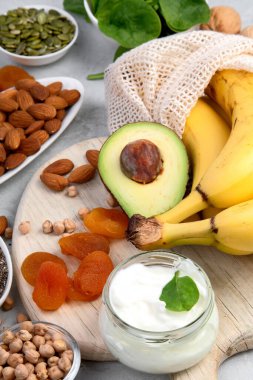 Magnezyum içeren çeşitli ürünler. Sağlıklı diyet yemekleri. 