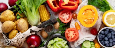 Açık gri arka planda taze çiğ sebze, meyve ve fasulye seçimi. Organik gıda konsepti. Üst Manzara, Panorama, Pankart