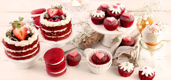 Delicioso Bolo Cupcakes Vermelho Sobre Fundo Branco Cenário Mesa Para — Fotografia de Stock