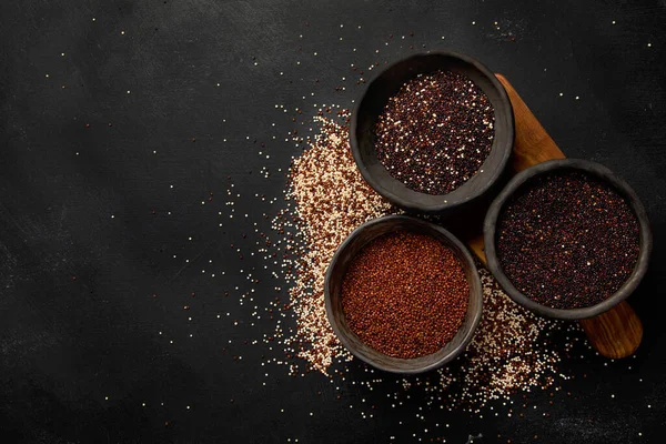 Set Med Olika Typer Quinoa Mörk Bakgrund Ekologisk Mat Ovanifrån — Stockfoto