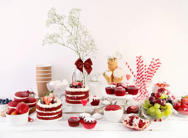 Delicioso Bolo Cupcakes Vermelho Sobre Fundo Branco Cenário Mesa Para — Fotografia de Stock