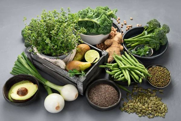 Ποικιλία Πράσινων Λαχανικών Και Δημητριακών Γκρι Φόντο Έννοια Υγιεινής Διατροφής — Φωτογραφία Αρχείου