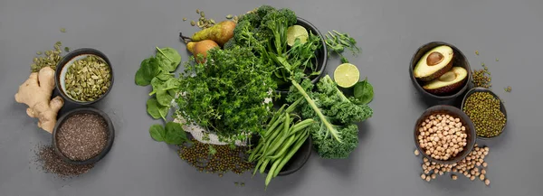 Diverse Groene Groenten Ontbijtgranen Grijze Achtergrond Gezond Voedsel Concept Bovenaanzicht — Stockfoto