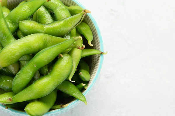 Çiğ Edamame Soya Fasulyesi Açık Gri Arka Planda Tuz Sos — Stok fotoğraf