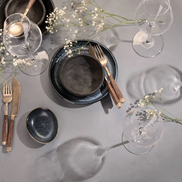 Ajuste Mesa Con Placas Negras Azules Sobre Fondo Gris Concepto —  Fotos de Stock