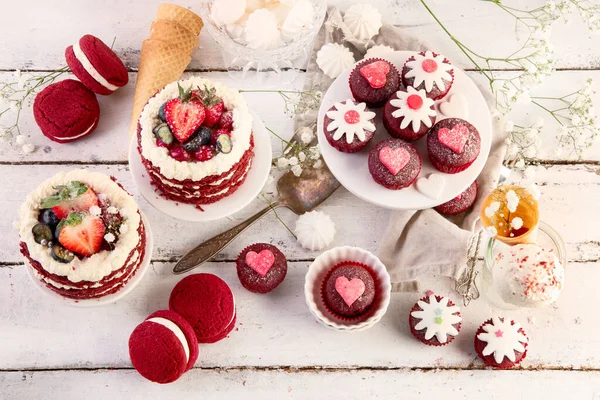 Lezzetli Pasta Kırmızı Kapkekler Beyaz Arka Planda Kutlama Için Masayı — Stok fotoğraf