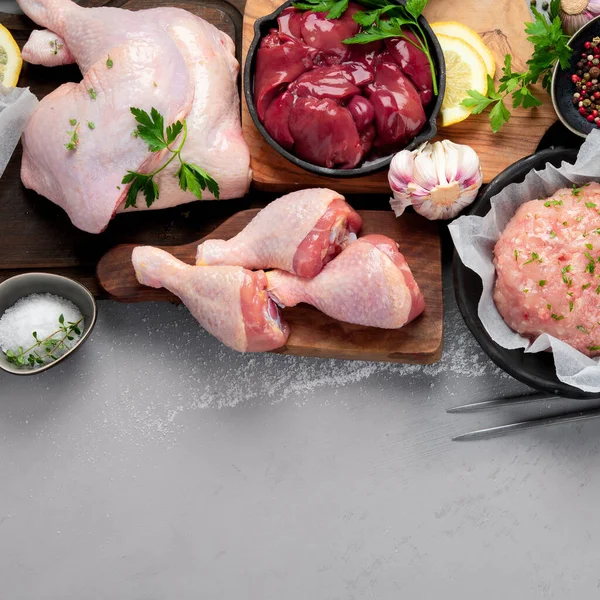 Rohe Hühnerfleischteile Mit Gewürzen Und Kräutern Zum Kochen Auf Grauem — Stockfoto
