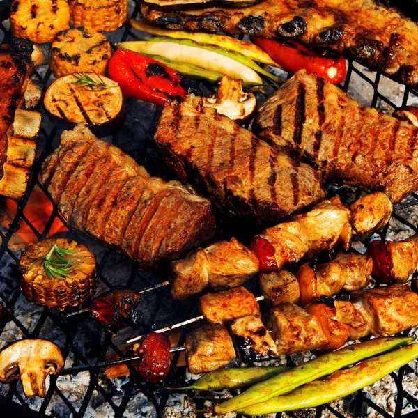 Gegrilde Vlees Groenten Barbecue Waterkoker Outdoor Food Concept Bovenaanzicht — Stockfoto