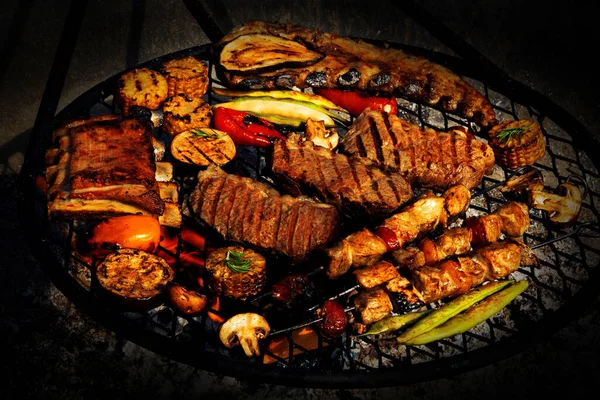 バーベキューケトルで肉や野菜を焼きます 屋外の食品コンセプト パノラマ — ストック写真