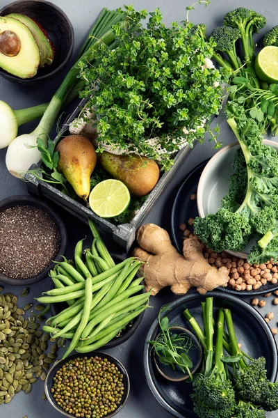 Diverse Groene Groenten Ontbijtgranen Grijze Achtergrond Gezond Voedselconcept — Stockfoto
