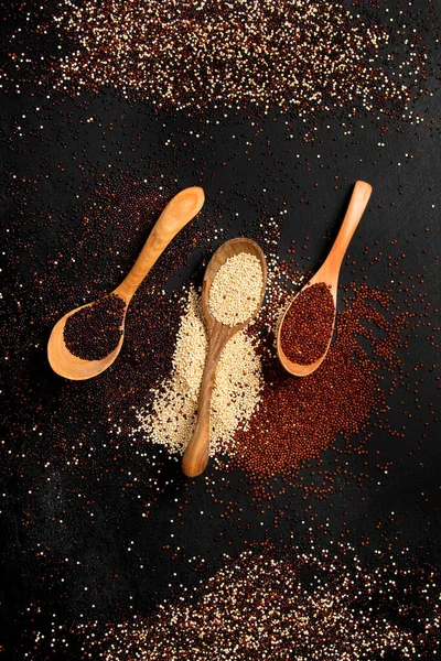 Set Med Olika Typer Quinoa Mörk Bakgrund Ekologisk Mat Ovanifrån — Stockfoto