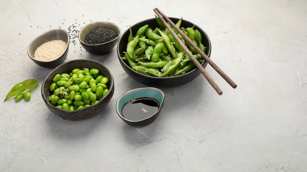 Edamame Sojabönor Med Salt Och Sås Ljusgrå Bakgrund — Stockfoto