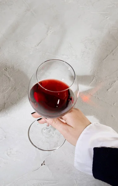 Junge Frau Mit Einem Glas Rotwein Auf Weißem Hintergrund Hand — Stockfoto