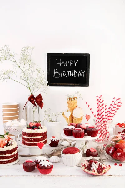 Delicioso Bolo Cupcakes Vermelho Sobre Fundo Branco Cenário Mesa Para — Fotografia de Stock