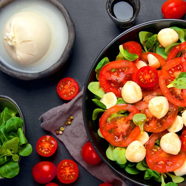 Deliciosa Ensalada Caprese Italiana Con Tomates Rodajas Mozzarela Sobre Fondo —  Fotos de Stock